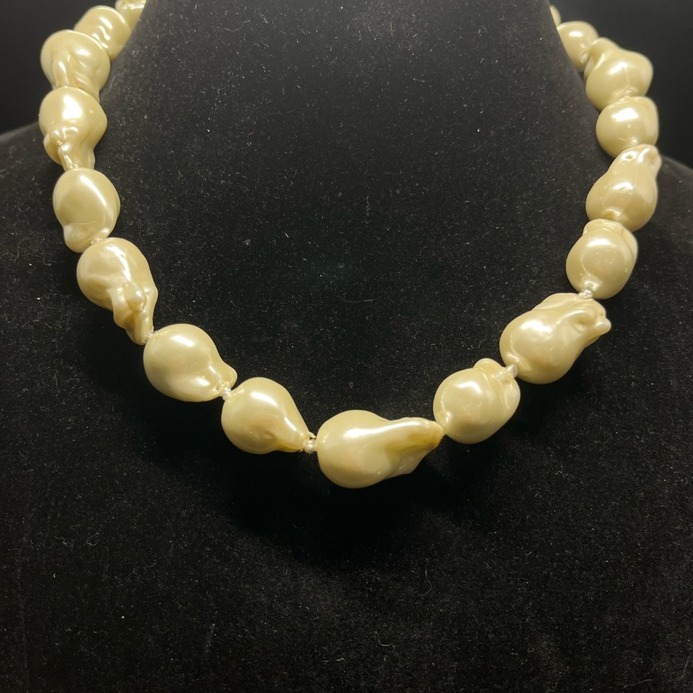 1546 J. Crew Cream Baroque Pearl Necklace - Picture 2 of 4